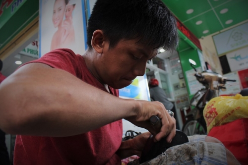 Cậu bé sửa giày "miễn phí" cho người nghèo ở Sài Gòn - 5