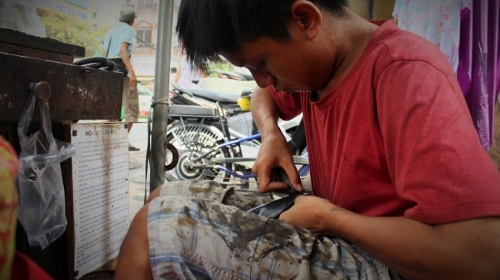 Cậu bé sửa giày "miễn phí" cho người nghèo ở Sài Gòn - 6