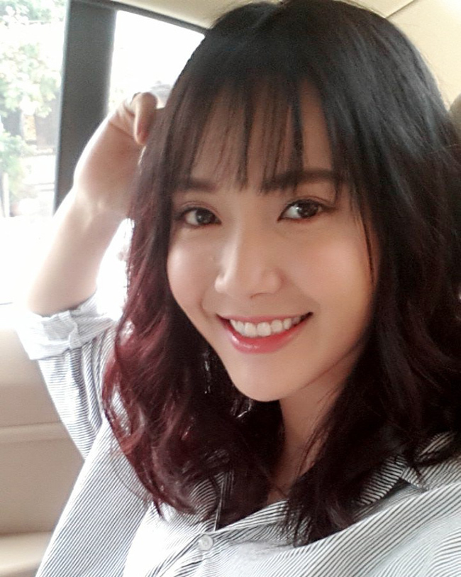 Cùng với nụ cười tươi tắn, Jang Mi còn được fan khen "xinh hơn hoa".
