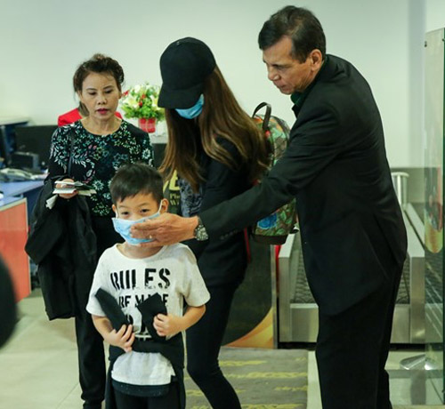 Hà Hồ đưa con trai về quê Quảng Bình cứu trợ dân vùng lũ - 1