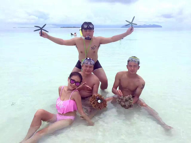 Du khách TQ bị tố bẻ san hô chụp ảnh ở bãi biển Malaysia - 1