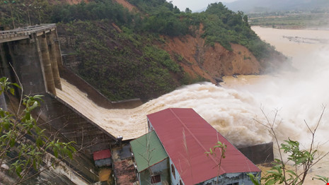 "Việc hệ trọng sao chỉ nhắn tin báo xả lũ" - 2