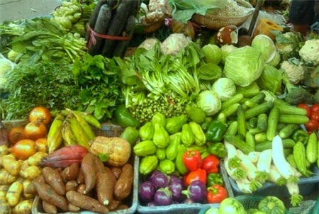 Mưa nhiều, giá rau quả tăng vọt - 1