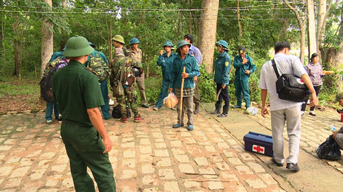 Hàng trăm người băng rừng tiếp cận nơi nghi trực thăng rơi - 2