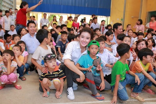 Huyền My: “Không ngại tiếng làm màu khi ủng hộ miền Trung” - 2