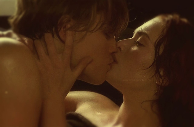 Nụ hôn lãng mạn của Jack (Leonardo DiCaprio) và Rose (Kate Winslet) trong chiếc Packard Limousine được xếp vào danh sách những cảnh hôn đẹp nhất trên xe hơi. Ngoài cảnh hôn trên mũi tàu, đây là cảnh quay lãng mạn và nghệ thuật nhất trong Titanic.