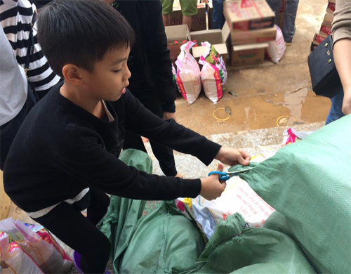 Xúc động con trai 6 tuổi của Hà Hồ giúp bà con vùng lũ - 1