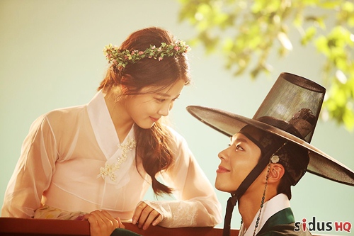 Vẻ đẹp tựa trăng rằm của mỹ nhân "Mây họa ánh trăng" - 1