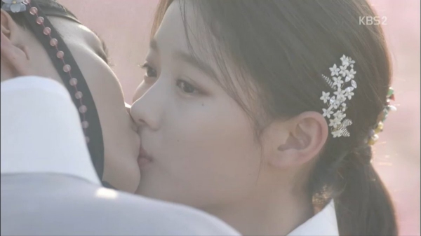 Vẻ đẹp tựa trăng rằm của mỹ nhân "Mây họa ánh trăng" - 2