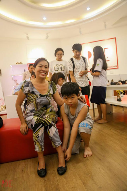 Bạn có đủ bản lĩnh quỳ gối trước người phụ nữ của mình như những chàng trai này - 3