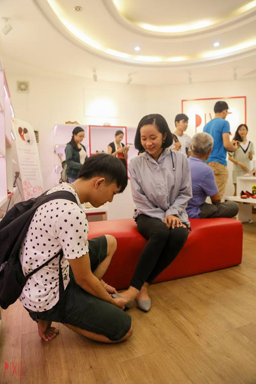 Bạn có đủ bản lĩnh quỳ gối trước người phụ nữ của mình như những chàng trai này - 1