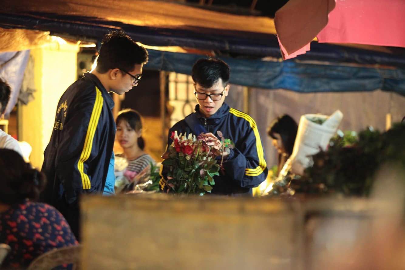 Thị trường hoa 20/10: Giá tăng gấp 3 vẫn cháy hàng - 7