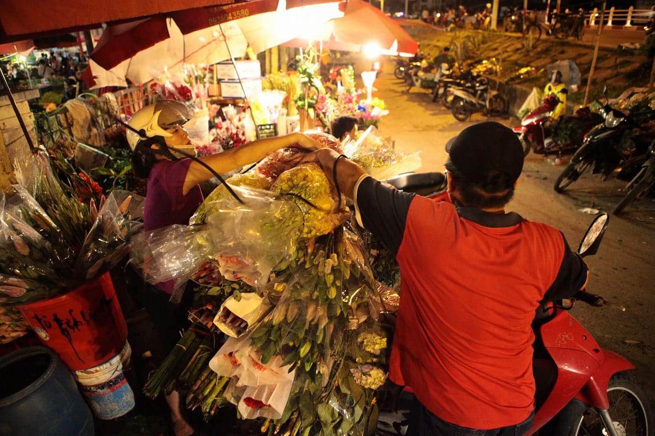 Thị trường hoa 20/10: Giá tăng gấp 3 vẫn cháy hàng - 9