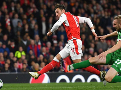 Arsenal thăng hoa: “Cơn ghiền” bàn thắng của Ozil - 1