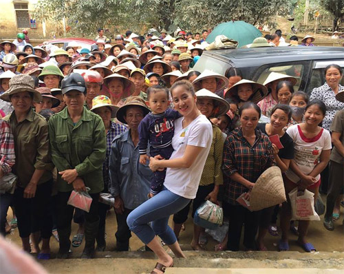 Con trai 1 tuổi rưỡi đồng hành cùng Khánh Thi tới tâm lũ - 3