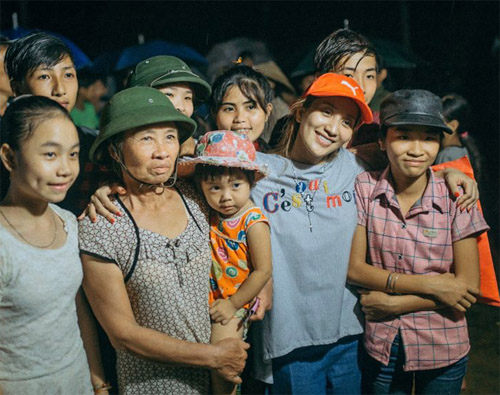 Con trai 1 tuổi rưỡi đồng hành cùng Khánh Thi tới tâm lũ - 7