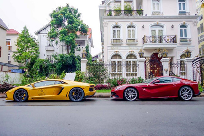 Hiện Cường “đô-la” có ít nhất 2 chiếc Ferrari trong garage, bên cạnh 488 GTB màu trắng anh vẫn thường sử dụng.