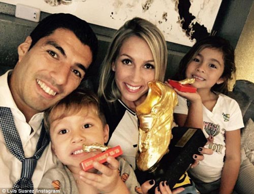 Suarez nhận Giày vàng, "kẻ thù" Evra chủ động làm hòa - 3