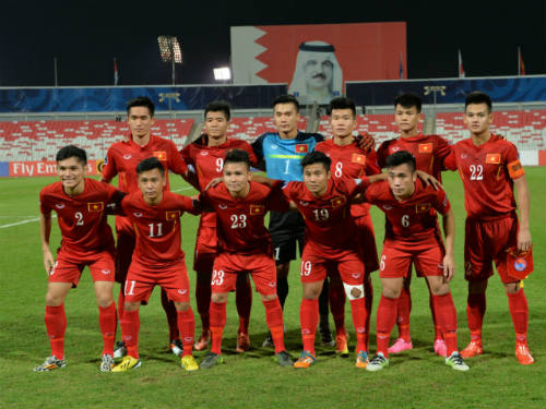 Vào tứ kết châu Á, U19 Việt Nam ăn mừng như "trẻ thơ" - 1