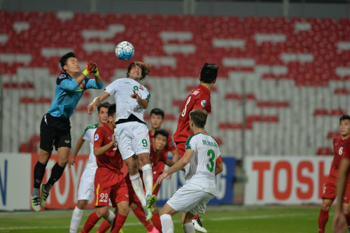 Vào tứ kết châu Á, U19 Việt Nam ăn mừng như "trẻ thơ" - 5