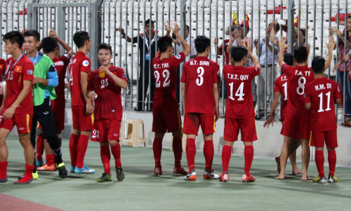 Vào tứ kết châu Á, U19 Việt Nam ăn mừng như "trẻ thơ" - 13