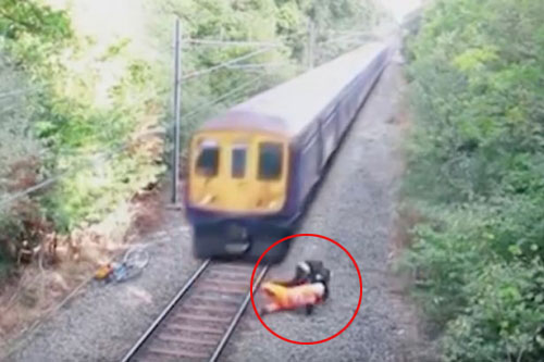 Thót tim công nhân đường sắt cứu người trước tàu hỏa - 1