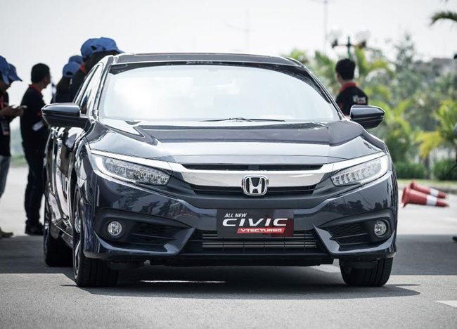 Mặc dù mới đươc chính thức ra mắt khách hàng Việt Nam tại triển lãm Ô tô Việt Nam 2016 diễn ra vào đầu tháng 10 vừa qua, Honda Civic thế hệ mới đã thu hút sự chú ý lớn của khách tham quan và là một trong những mẫu xe “hút khách” nhất tại triển lãm ô tô năm nay.