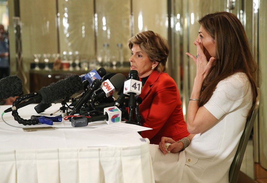 Người phụ nữ tố Trump cố tình "chạm vào ngực phải" - 2