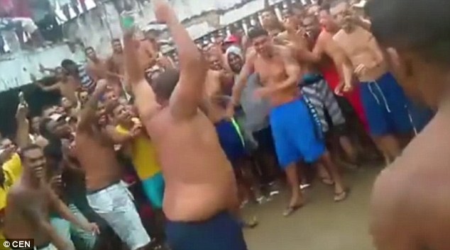 Video phạm nhân đấm nhau điên loạn trong tù Brazil - 1