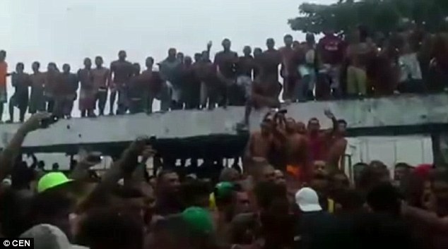 Video phạm nhân đấm nhau điên loạn trong tù Brazil - 2
