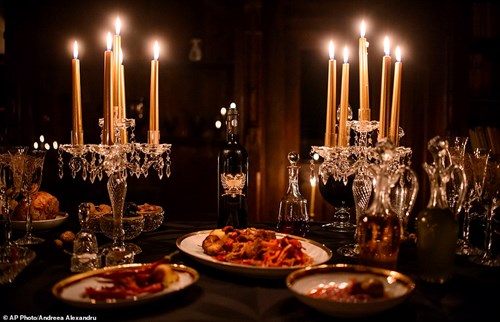 Ngủ đêm trong quan tài ở lâu đài "ma cà rồng" - 5