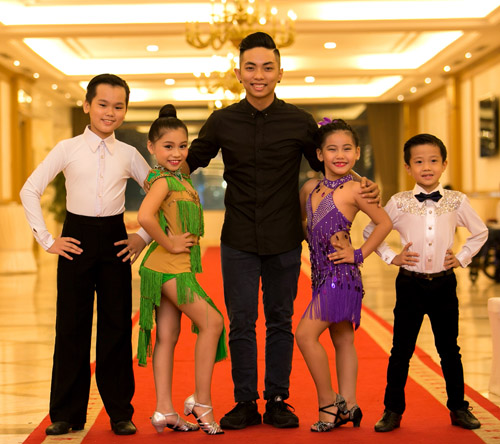 Vợ chồng Lý Hải xúc động dự lễ cưới của 60 cặp khuyết tật - 7