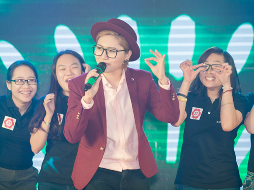 Vợ chồng Lý Hải xúc động dự lễ cưới của 60 cặp khuyết tật - 12