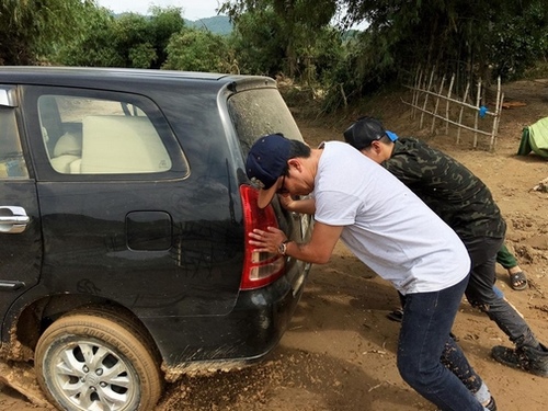 9  hình ảnh xúc động nhất của Phan Anh trong 3 ngày ở miền Trung - 3