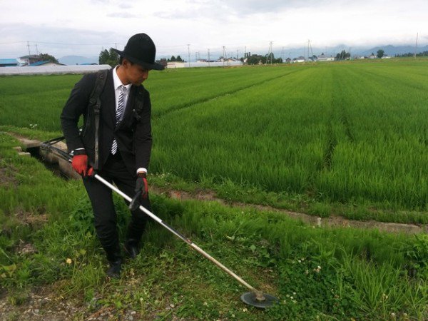 Chàng nông dân Nhật ăn mặc &#34;đẹp nhất quả đất&#34; - 1