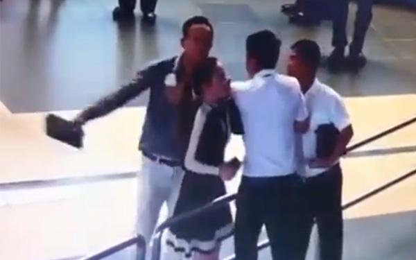 Nữ nhân viên hàng không bị đánh: Hà Nội yêu cầu công khai xin lỗi - 1