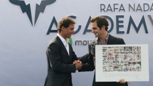 Tin thể thao HOT 21/10: Nadal tặng quà Federer - 1