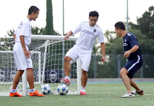 Sao “bóng đá phủi” Việt Nam thích thú tập cùng đồng sự Zidane - 9