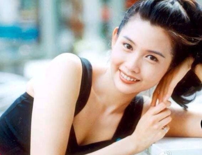 Đầu những năm 90, Khâu Thục Trinh đã trở thành một trong những kiều nữ được sản đón nhất màn ảnh Hong Kong.