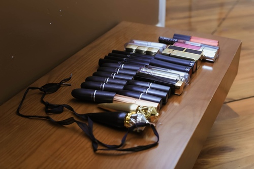 Loạt hàng hiệu toàn màu xanh lá của vợ NSƯT Việt Hoàn - 2