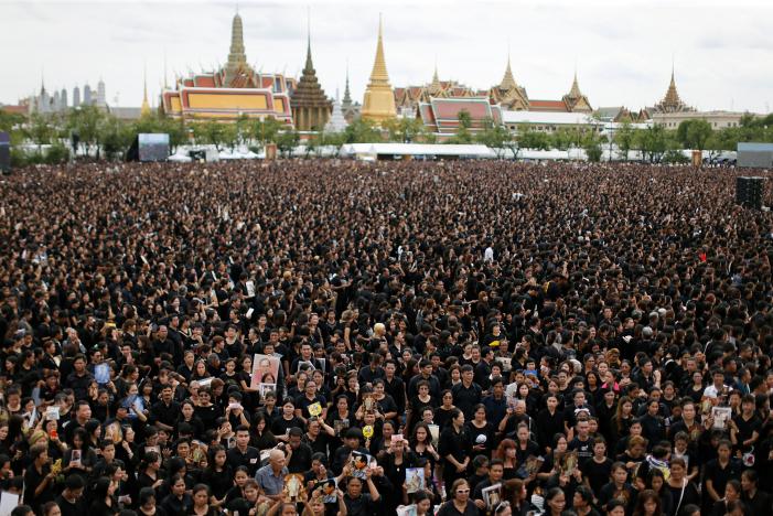 Đám đông khổng lồ hát hoàng ca tưởng nhớ vua Thái Lan - 1