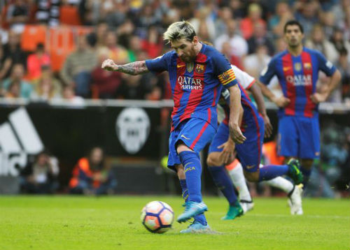 Barca: Messi ghi bàn thắng 3-2, Neymar hứng vật thể lạ - 1
