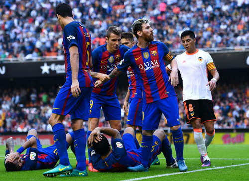Barca: Messi ghi bàn thắng 3-2, Neymar hứng vật thể lạ - 5