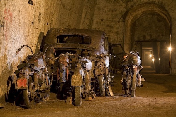Đường hầm bí mật chứa đầy ô tô cổ tại Napoli - 1