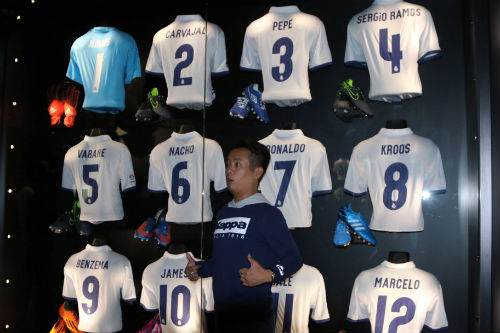 Nhà vô địch FC Thành Đồng “đột nhập” phòng thay đồ Real Madrid - 1