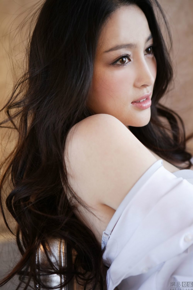 Can Đình Đình sinh năm 1986 ở tỉnh An Huy, Trung Quốc, cô tốt nghiệp khoa diễn xuất của Học viện Sân khấu Trung Ương.