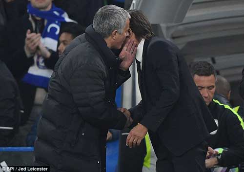Conte ăn mừng máu lửa, Mourinho khó chịu ra mặt - 1