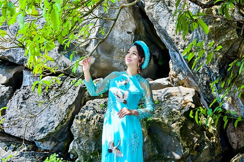 Mai Thu Huyền đẹp "không góc chết" bên hoa súng nở rộ - 6