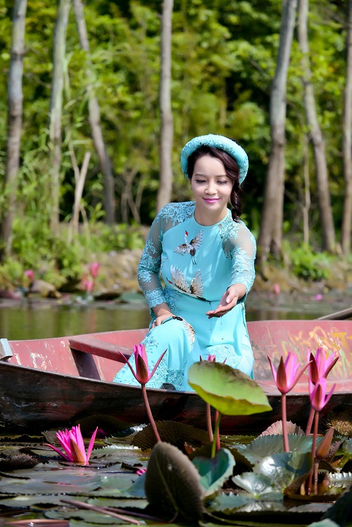 Mai Thu Huyền đẹp "không góc chết" bên hoa súng nở rộ - 3