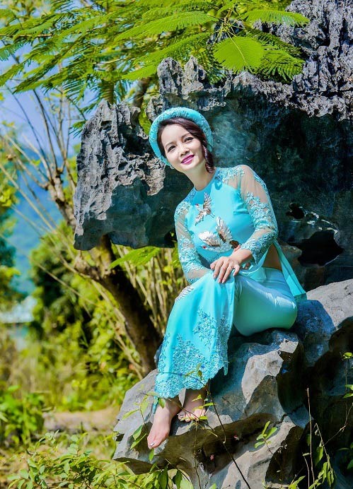 Mai Thu Huyền đẹp "không góc chết" bên hoa súng nở rộ - 4